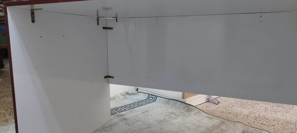 للبيع ميز خشب mdf لماع      طول140 عمق 70 ارتفاع 77
***********
