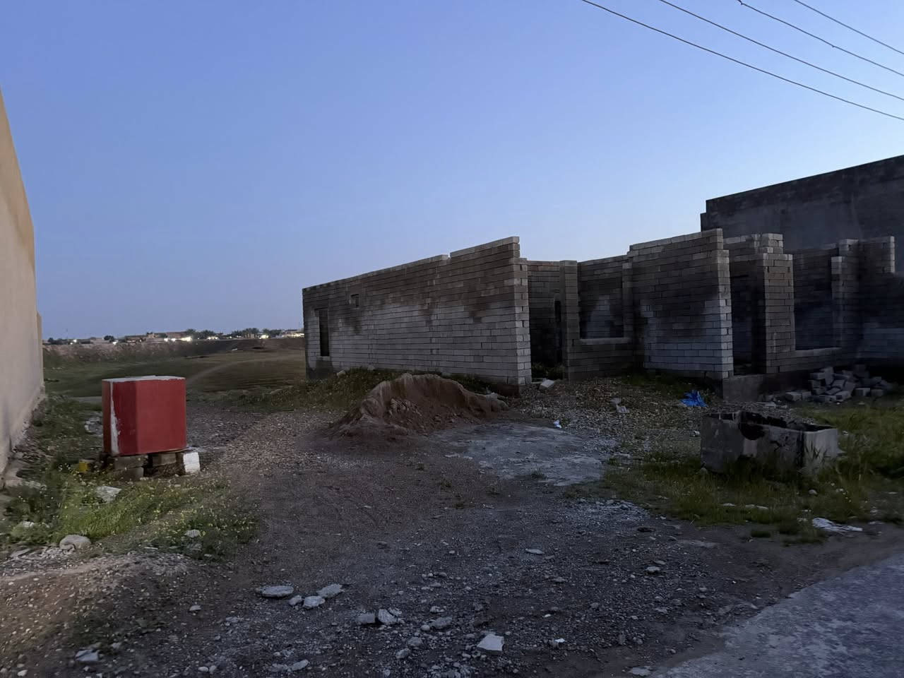 هيكل + ارض 400 متر خلف دار سيد نافع للبيع
2 غرفة نوم + صالة + مطبخ + موزع + صحيات
للتواصل 
***********
