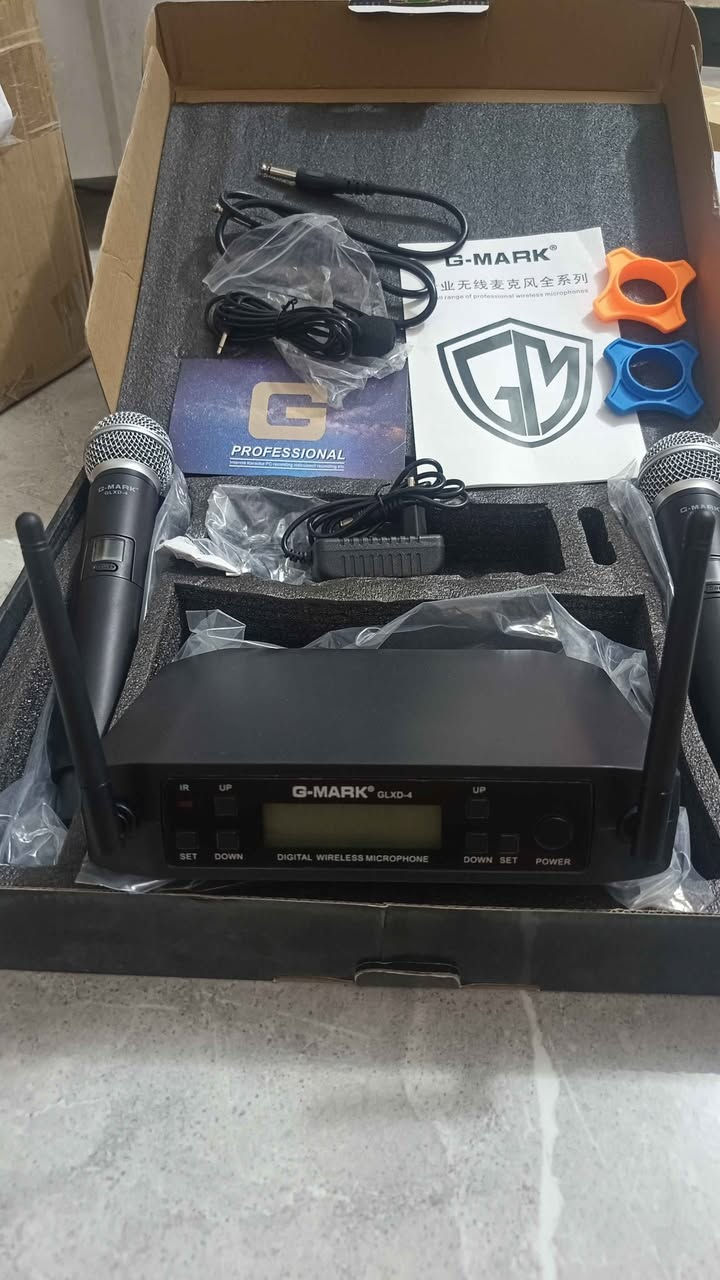 🎤 لعشاق الصوت النقي والأداء الاحترافي! 🎤نظام الميكروفون اللاسلكي المزدوج الأشهر G-MARK GLXD4+ (جديد بالكرتون) عندك (حفلة، قاعة اجتماعات، مناسبة دينية، كاريوكي، أو بث مباشر)، هذا الطقم هو خيارك الأفضل والأنسب.✨
 أبرز مواصفات ومميزات الجهاز:
منظومة مزدوجة: يجي مع الإيرون (2 مايك لاسلكي يدوي) يشتغلون بنفس الوقت بدون أي تداخل.ترددات UHF متطورة: ثبات عالي بالصوت ومسافة إرسال طويلة ومستقرة بدون تقطيع.شاشة رقمية (LCD): مدمجة على جهاز الاستقبال والمايكات لعرض التردد وقوة الإشارة وحالة البطارية.فلاتر ذكية: عزل ممتاز للضوضاء والوشوشة المحيطة لمنحك صوت بشري نقي وواضح جدا المايكات مريحة باليد ومصنوعة من مواد مقاومة للصدمات.
📦 محتويات الكرتون بالكامل:
جهاز الاستقبال الرئيسي (Receiver) مع هوائيات الإشارة.عدد (2) ميكروفون لاسلكي محمول.محول الطاقة الأصلي (البلاك).كابل التوصيل الصوتي (Jack).حلقات مطاطية ملونة لحماية المايكات من التدحرج والسقوط.دليل الاستخدام والتشغيل.💰 السعر : 55,000 دينار عراقي فقط!
🚚 توصيل سريع متوفر لكافة محافظات العراق. بغداد, العراق


**إذا كنت صاحب هذا الإعلان وتريد حذفه لأي سبب، رجاءا أرسل رسالة إلى الدعم الفني**
