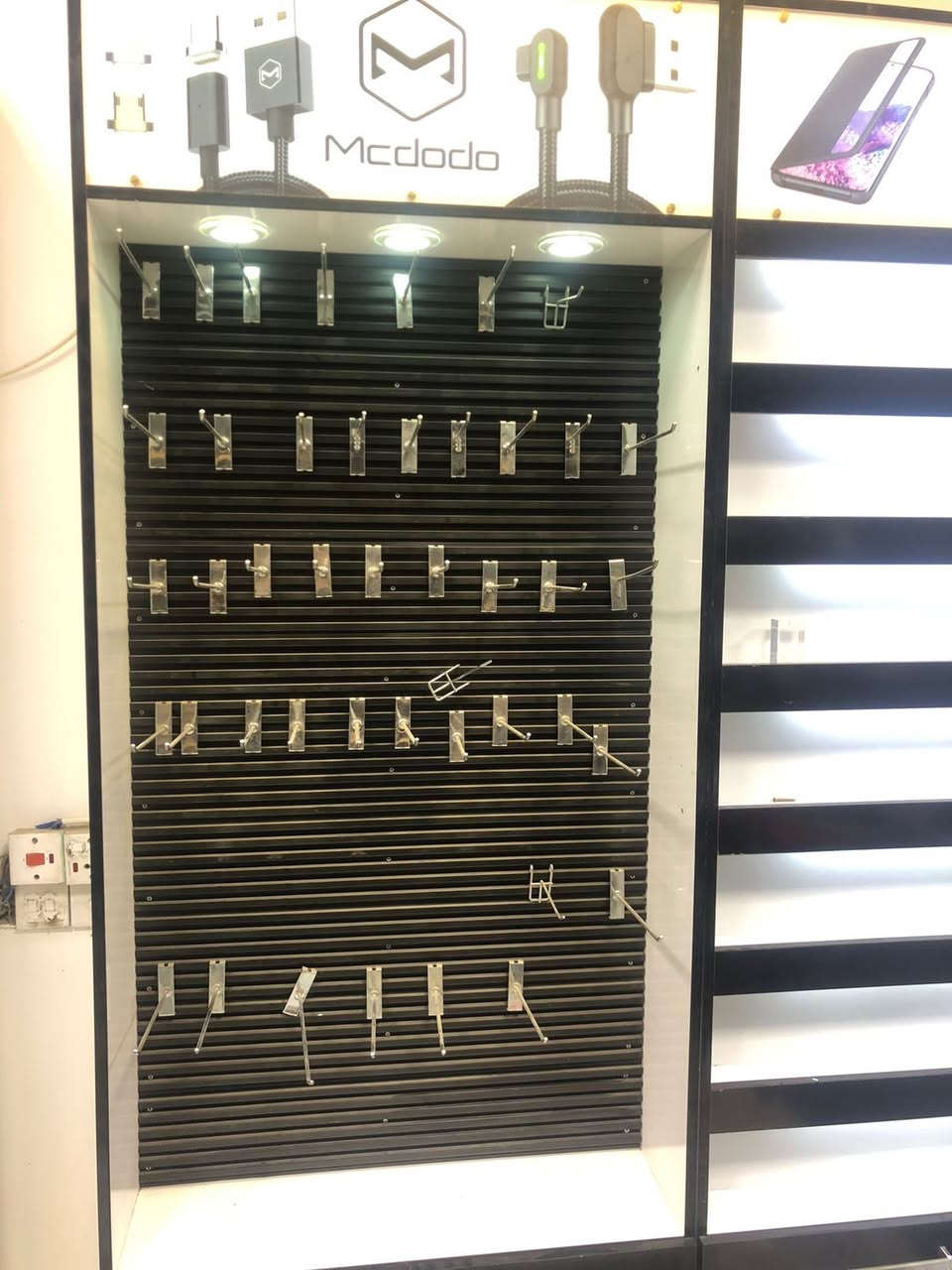 للبيع عارضات جداريه عاموديه وبيهن قطع فاترينات جام طرح مستخدمات اقل السنة وجدآ تضيفات وبسعر مناسب للاستفسار المراسلة واتساب ‭٠٧٧٢ ٩٤٥ ٦٢٢٨‬المكان العزيزية
