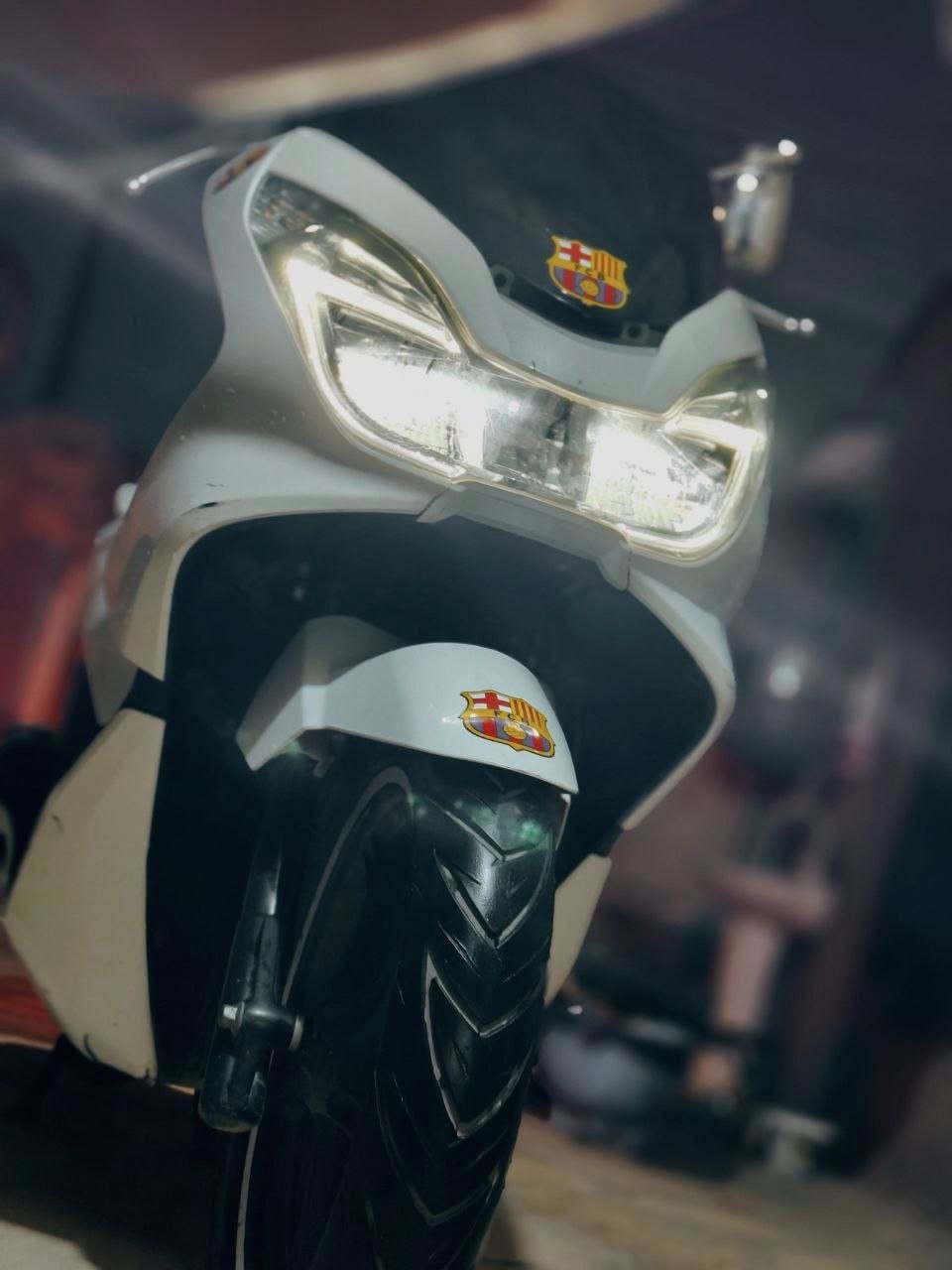 دراجه bcx فول مواصفات للبيع
لونها ابيض لؤلؤي(لماعي)
الدراجه كامله مكمله مابيها نقص بيها جم شخط بلكفر البلادي 
مكاني كربلاء 
السعر ١١ ورقه وبيها مجال بسيط كلش 
***********
