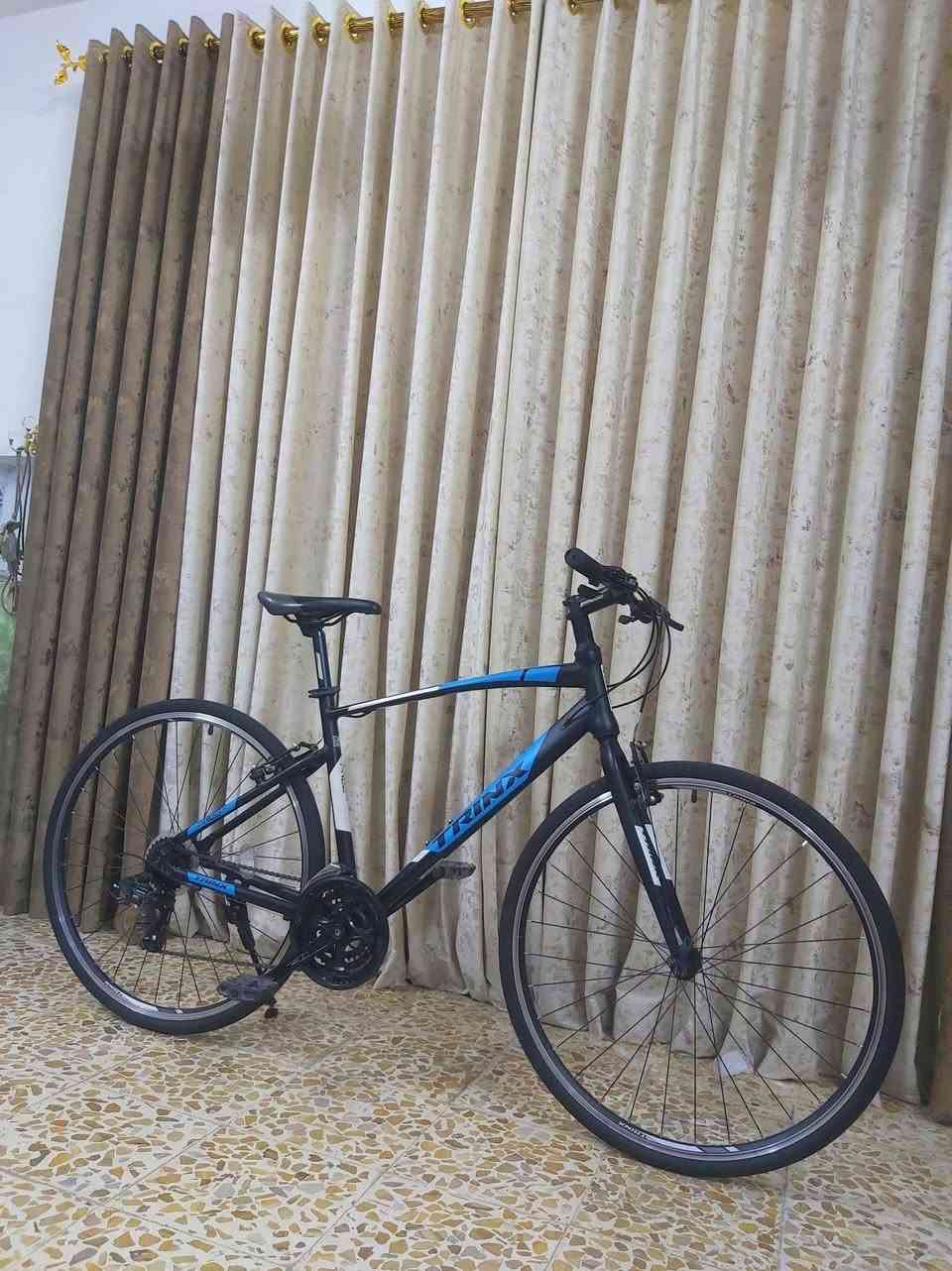 بلااااش 

دراجة نوع 700c ماركة TRINX ايطالي غني عن التعريف لشة مضلعة وايرات دفن نظافة 99/% اخت الجديد 

معدن فول المنيوم 
                        سستم شيمانو كامل 
                                                   كيورة سحب دفع شاشة 

دشالي 3امامي 7خلفي 
                              نظام الويالة كمبليون 
                                                         قياس الفريم 50M 

الدراجة ليبل واحد بدون اي قطعة تبديل جاهزة من كلشي 

السعر 150الف

((العنوان/بغداد/البلديات)) رقم الهاتف ***********2
