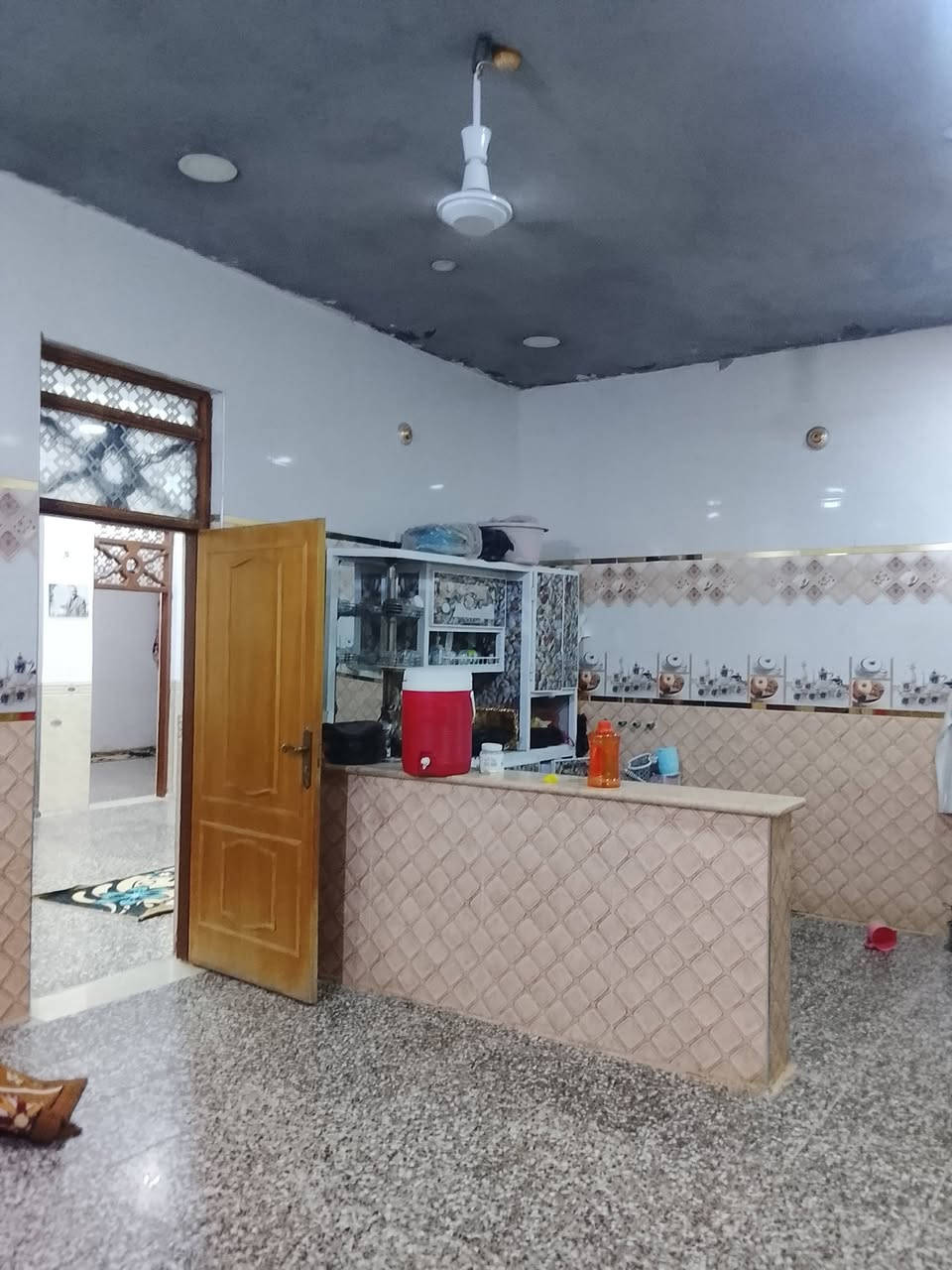 السلام عليكم 
بيت بالموضفين مساحة 250 متر 
اربع غرف نوم خلف شارع 30
أربع مجاميع صحيه للاستفسار الاتصال ***********
