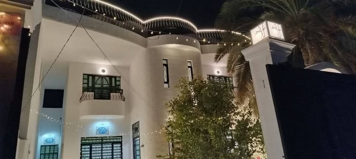 بيت للبيع في حي الأسرة 
المساحة: 318 متر
الواجهة: 12.5 متر / النزال: 26 متر
جنس العقار: طابو صرف 
سنة البناء: 2017
البيت طابقين 

تفاصيل البيت:

الطابق الأرضي:
1) كراج 
2) حديقة 
3) مطبخ 
4) استقبال 
5) صالة 
6) غرفتين نوم نظام سويتات 
7) صحيات داخلية وخارجية 

الطابق الثاني:
1) غرفتين نوم نظام سويتات 
2) صالة 
3) بيتونة 

مكتب العقاريون 
للأستفسار: ***********
