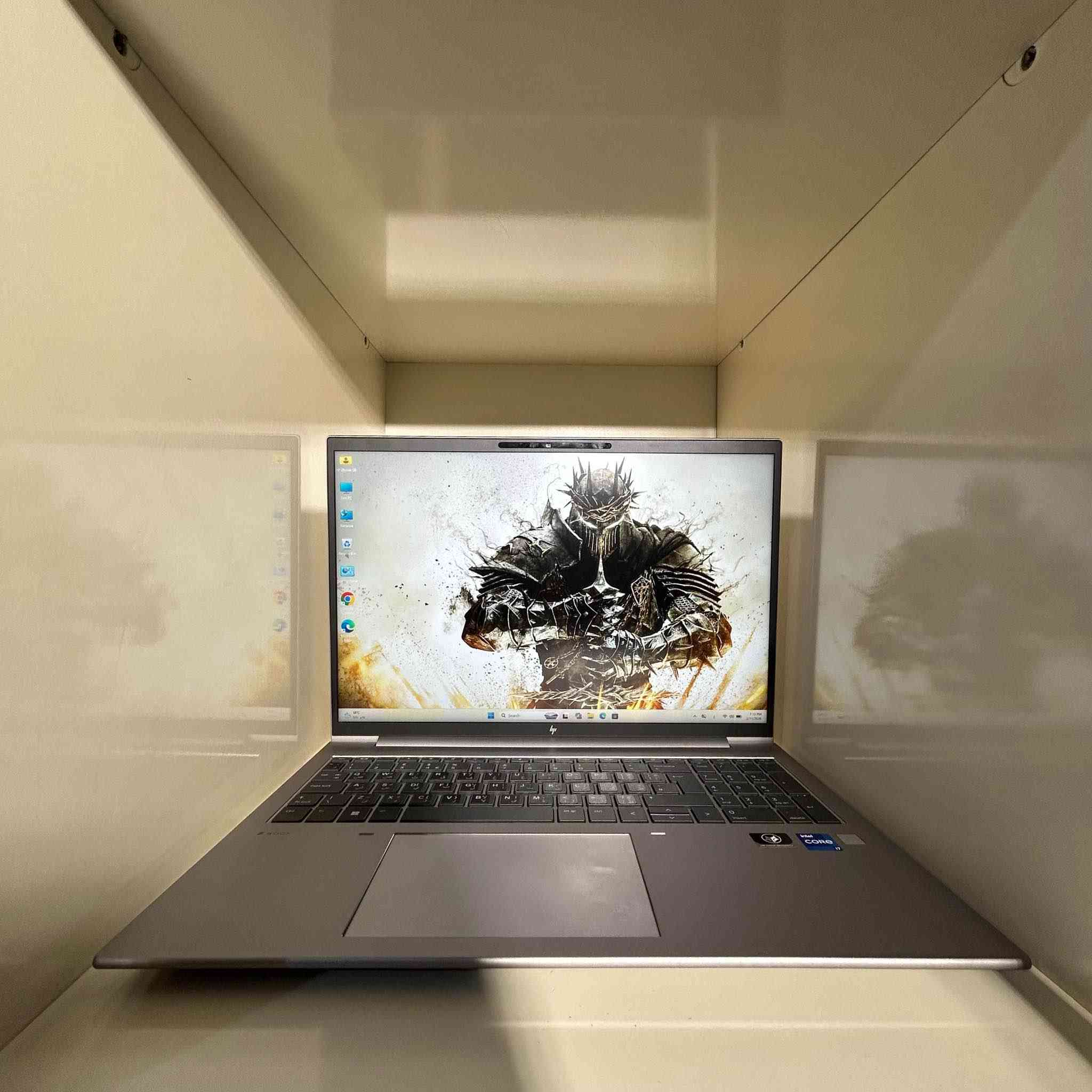 🔥 HP ZBook FireFly 16 G9

وحش الشغل الهندسي والتصميم والاحتراف

إذا تريد لابتوب فخم + قوي + رسمي للأعمال الثقيلة…
هذا مو جهاز عادي… هذا ZBook 🔥

⸻

💻 المواصفات الجبارة:

⚡ Core i7 الجيل 12 (1255U)
10 Cores / 12 Threads – أداء سريع وذكي للبرامج الثقيلة

🚀 رام 16GB DDR5 بسرعة 4800
أحدث جيل – سرعة واستجابة خرافية

💾 1TB NVMe Samsung SSD
مساحة ضخمة + سرعة إقلاع ونقل بيانات نار

🎮 كرت شاشة خارجي NVIDIA Quadro T550 4GB
مخصص للتصميم، الهندسة، المونتاج، 3D، أوتوكاد، برمجة

🖥️ شاشة 16 إنج FHD+ (1920×1200)
مساحة عرض أكبر من FHD العادي – مثالية للشغل الاحترافي

🔊 سبيكرات Bang & Olufsen الأصلية
صوت نقي وفخم

⌨️ كيبورد عربي / إنكليزي فل سايز
🔐 بصمة إصبع
🛡️ نظام حماية احترافي HP Wolf Security
📡 Wifi 6E أحدث جيل إنترنت
💼 ويندوز 11 برو 25H2 أصلي ومحدث

⸻

🔌 المنافذ الكاملة:
 • Type-C شحن
 • Thunderbolt
 • HDMI
 • USB
 • مدخل سماعة 3.5

⸻

🎁 والهدايا ويا الجهاز:

✔️ الشاحن الأصلي
✔️ حقيبة
✔️ ماوس واير ضوئي
✔️ ماوس باد Razer
✔️ سماعات أذن
✔️ ستاند هاتف

⸻

🚚 توصيل مجاني لكل العراق

📦 يوصللك داخل بكج مغلف ومحمي 100%
🔁 ضمان 7 أيام استبدال فوري

⸻

💰 السعر: 950,000 دينار فقط

📍 بغداد – شارع فلسطين – تقاطع الموال

⸻

هذا الجهاز مناسب للمهندسين، المصممين، طلاب الجامعات، رجال الأعمال…
إذا تريد جهاز يعيش وياك سنين بدون مشاكل… هذا اختيارك الصح 👌🔥 بغداد, العراق


**إذا كنت صاحب هذا الإعلان وتريد حذفه لأي سبب، رجاءا أرسل رسالة إلى الدعم الفني**