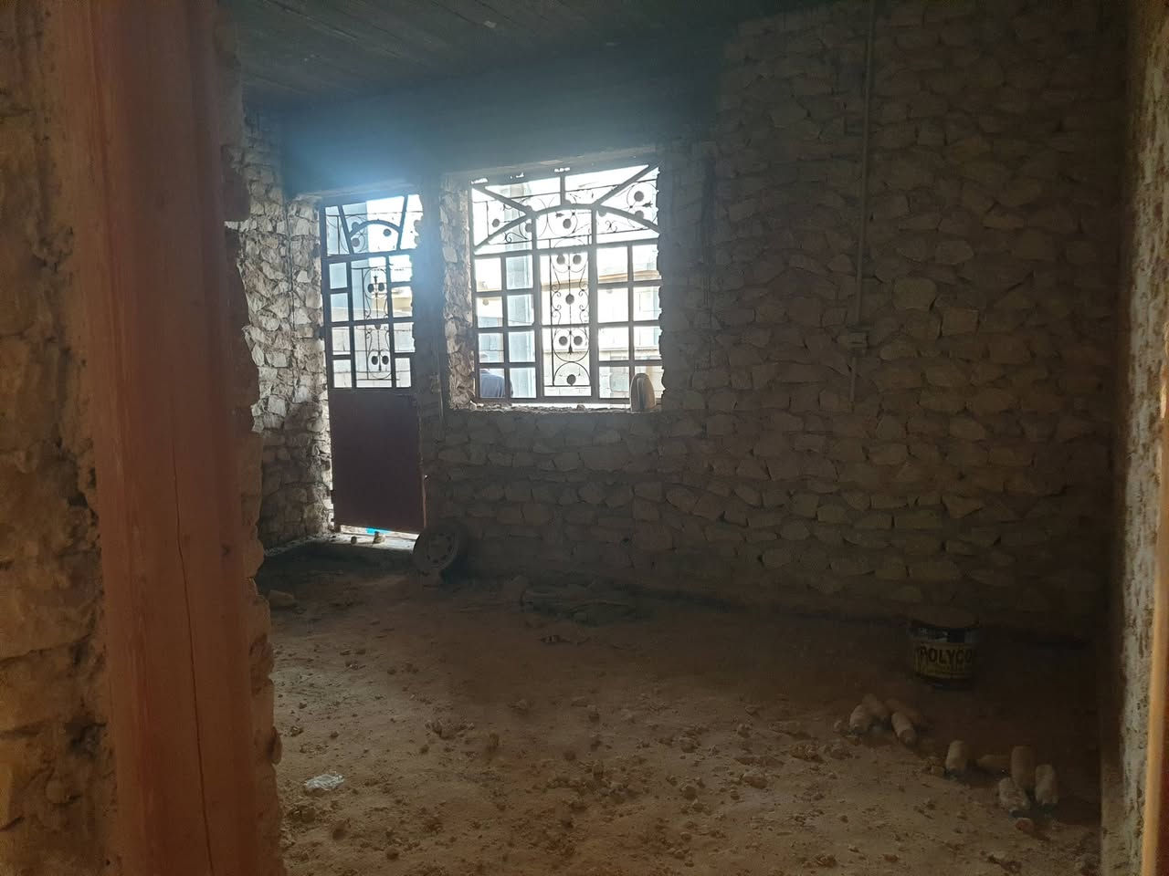 هيكل طابو صرف طابقين منطقة السبحاني قرب بيت الشيخ محمد الفتيح يتكون الهيكل من استقبال وهول وغرفة نوم عدد( ٢)وصالة ومطبخ وصحيات داخليه  
الطابق الثاني/يتكون من غرفة نوم عدد( ٢) وبيتونة 
مسلك كهرباء ومجاري كامل /الاستفسار مكتب عقارات الصفا الانبار قضاء حديثة الحي العسكري قرب منفذ النواعير*********** // ***********
