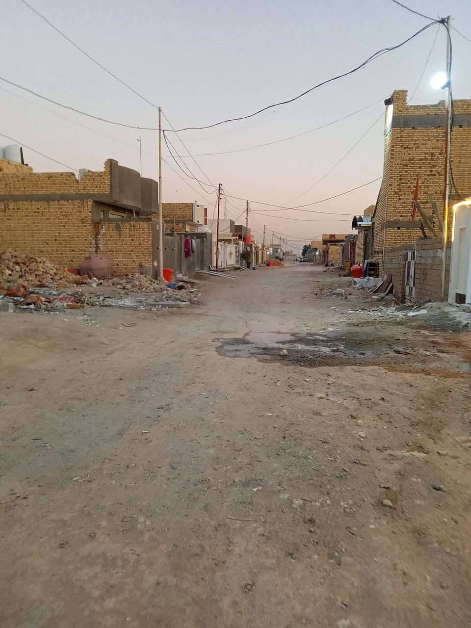 بيت زراعي مساحه 200متر بناء حديث طابوق كونكريت طابقين يتكون استقبال وهول ومطبخ واربع غرف وصحيات داخليه وخارجيه المنطقه مخدومه كهرباء مجاري ماء بناء سنه 26 بي وصل تمليك من البلديه السعر 120بي مجال للستفسار وات ساب او اتصال ***********
