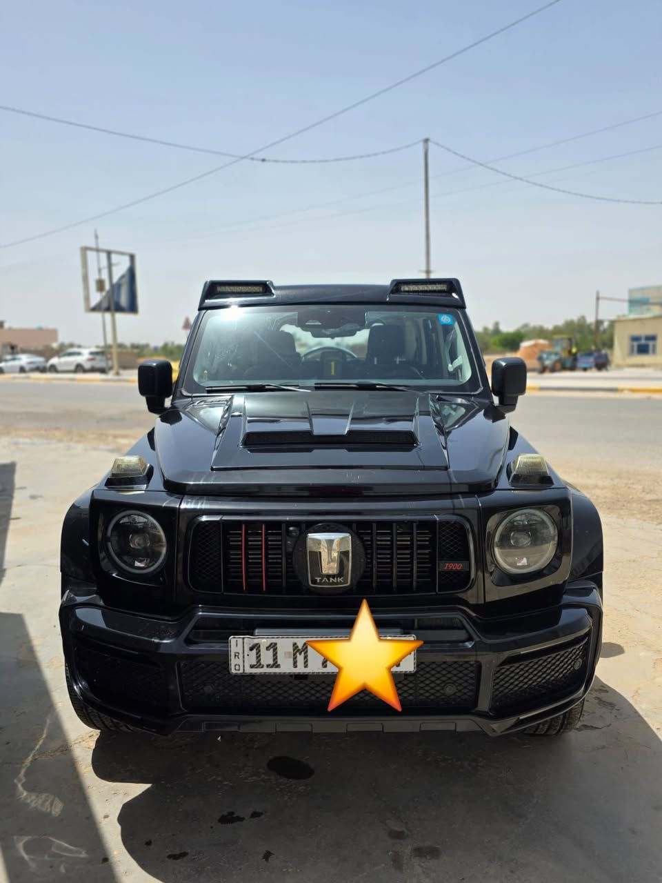 🚙 للبيع – GWM TANK 300
موديل 2023

ماشيه ٥٤ الف 
لون أسود ملكي مع إضافات كت شكل جي كلاس تعطي حضور قوي جداً على الشارع.

⸻

🔹 المواصفات العامة :

•موديل 2024

• محرك 2.0 لتر Turbo

• 4 سلندر تيربو قوي اقتصادي بنفس الوقت

• ناقل حركة أوتوماتيك 8 سرعات (ZF)

• نظام دفع رباعي حقيقي 4WD

• Low Range

• قفل دفرنس خلفي

• نظام اختيار وضعيات القيادة

( رمل – طين – صخري – ثلج – عادي )

• نظام نزول منحدرات

• تعليق مريح وثابت

• ارتفاع ممتاز عن الأرض

⸻

🔹 المواصفات الخارجية:

• لون أسود لامع مميز

• جناح خلفي سبورت

• سبويلر أمامي معدل

• غطاء سبير خلفي سبورت

• جنوط رياضية مميزة

• رفارف عريضة سبورت

• إضاءة LED أمامية وخلفية

• حساسات أمامية وخلفية

• كاميرا 360 درجة

• مرايا كهربائية قابلة للطي

• مظهر Boxy عضلي يخليها لافتة بأي مكان

⸻

🔹 المواصفات الداخلية :

• شاشة وسطية كبيرة حديثة

• شاشة عدادات ديجيتال كاملة

• تشغيل بصمة + دخول ذكي

• مقاعد جلد فخم

• تحكم كهربائي بالمقاعد
• مثبت سرعة

• تكييف ممتاز

• مقود متعدد الوظائف

• نظام صوتي ممتاز

• Apple CarPlay + Bluetooth + USB

• أنظمة أمان كاملة (ABS – ESP – Airbags – تحذير اصطدام – تحذير مسار)

• شكل قريب جداً من G-Class

• سيارة شبابية فخمة بنفس الوقت

• مناسبة للمدينة والسفر والبر

⸻

💰 السعر المطلوب : 40 مليون دينار عراقي

للتواصل و الاستفسار :
***********
