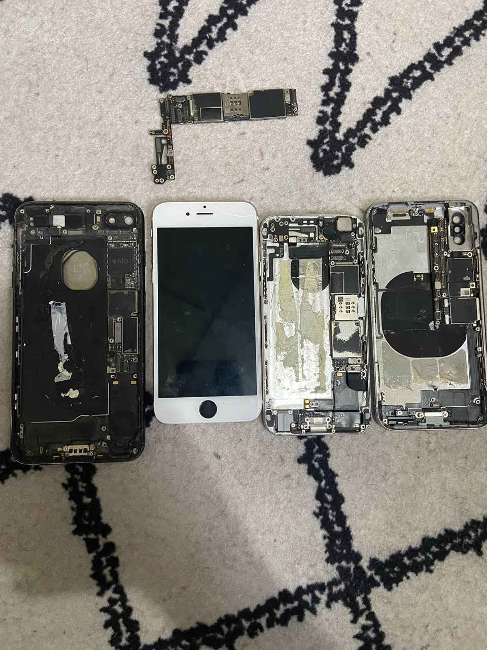 ابيعهم فحم القطعة 5 ايفون 6 عدد 2 ايفون اكس ايفون 7 بلس بوردة وحدها مال 6 بلس يمكن ما متاكد 
اربيل موجودين


**إذا كنت صاحب هذا الإعلان وتريد حذفه لأي سبب، رجاءا أرسل رسالة إلى الدعم الفني**