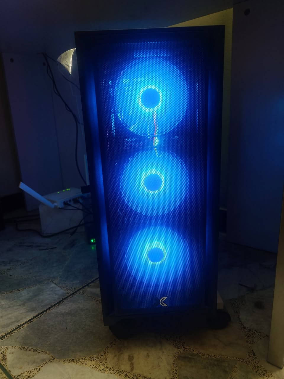 تجميعة للبيع استخدام قليل جدا ..
Cpu :  R7 9700x 3.8ghz up to 5.5ghz

Gpu: gigabyte 4060ti 8gb oc 

Storage: m.2 samsung 999 pro with heatsink gen5 1t

Ram: 2x16 gb 6000mhz ddr5 teamgroub rgb

M.b : gigabyte x870 gaming wifi6

Ps: segotep gm750 gold

Cooler : liquid cooler 360mm 3fan

السعر 1500000
مكان بغداد حي الجامعة 

واتساب ***********
