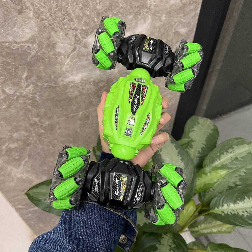 سيارة تحكم عن بُعد Double-Sided Stunt Twisting – دوران 360°

سيارة ألعاب بتحكم عن بُعد مصممة للحركات الاستعراضية، تتميز بتصميم مزدوج الجوانب وقدرة على الدوران والالتفاف، مع إضاءة وعرض تجريبي، مناسبة للأطفال من عمر 6 سنوات فأكثر.

المميزات:
 • تصميم Double-Sided يعمل على الجهتين للحركات الاستعراضية
 
• دوران كامل 360° Rotate
 
• نظام تحكم لاسلكي 2.4GHz Radio System
 
• إضاءة LED مدمجة (Light)
 
• أوضاع حركة متعددة تشمل الالتفاف (Twisting) والانجراف (Drift)
 
• وضع Demo Show للعرض التلقائي

 • نوع المنتج: سيارة تحكم عن بُعد استعراضية
 • نظام التحكم: 2.4GHz
 • الدوران: 360 درجة
 • الإضاءة: نعم (Light)
 • العمر المناسب: +6 سنوات
 • مصدر الطاقة – السيارة: بطارية 3.7V 14500
 • مصدر الطاقة – جهاز التحكم: 2 × 1.5V AA (غير مرفقة)

محتويات العلبة:
 • سيارة تحكم عن بُعد Double-Sided
 • جهاز تحكم لاسلكي
 • بطارية 3.7V للسيارة
 • كابل شحن USB
 • دليل الاستخدام بغداد, العراق


**إذا كنت صاحب هذا الإعلان وتريد حذفه لأي سبب، رجاءا أرسل رسالة إلى الدعم الفني**