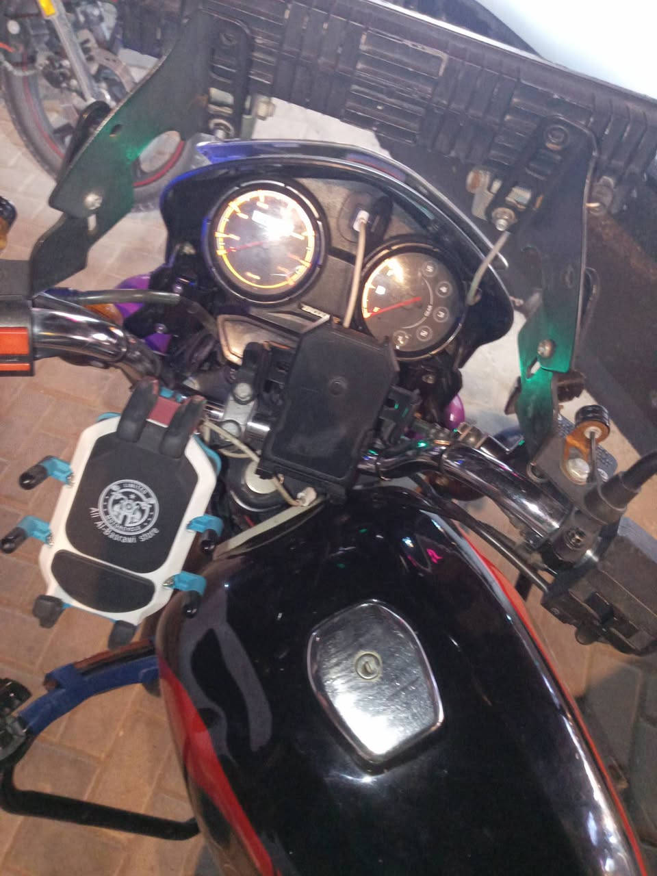 السلام عليكم دراجه بوكسر موديل 23 الدراحة جاهزه مابيه نقص تايرات حته بنجر مابيهن  جدد فلنجة زنجيل وبكرات  جديده دسكات جدد بنزات جدد الدراجه طسه حلوه و معدل وشلعه  ودهن كله لكمولي كل جمعة ماعبرها  المكينه مفتوحه مره وحده ع ايدي  شاصي وياله حبشكلات كلها نظيفه حته السلف شديت جديد متتعب بيها لان اني ماحب شي نقص او اشد تجاري  و مو بياع شراي ولا خبير بيهن كهربئيات وضفير كلها شغاله وجديده   والدراجة مابيها حادث او عواج شاصي او ماشه اودبلات
رقم بغداد باسمي مشروع وطني 
تحويل شوكت وين متريد 
 السعر 2400  وبيها مجال بسيط 
رقمي وتساب موجود واتسااااب فقط  
*********** بغداد السيدية او الدورة شارع ابو طيارة
