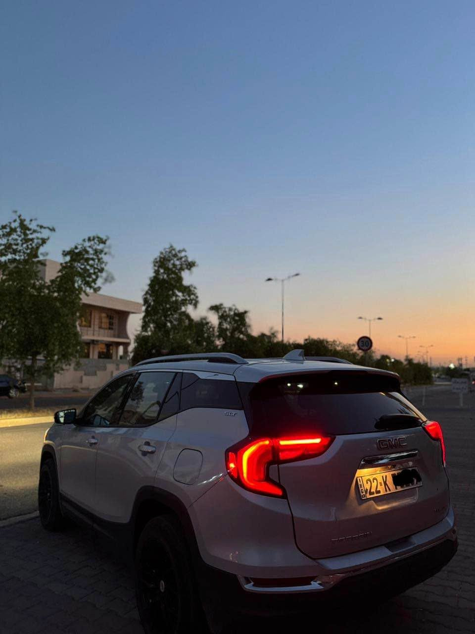 GMC Terrain 2021 SLT
چالمغی لای سەکنی هەیتی تۆزێک ناو چاملغی گرتووە قەپاغ سندوقی بستەک تعدیلی هەیە بۆنیدی سبوغە سەیارەکە فوللە دەبل ئەکسل و تاک ئەکسل ٦ دووگمە و کوشین سارد و گەرم 
سەیارەکە گێر و مەکینەی بە شەرتە کارەبایاتی بە شەرتە ئێرباگ سوکان و شان تەقیوە سیستەمە 
سەیارەکە سحری ١٤٣ وەرەقە و مەجالێ برایانەی تێدایە
*********** أربيل, العراق
