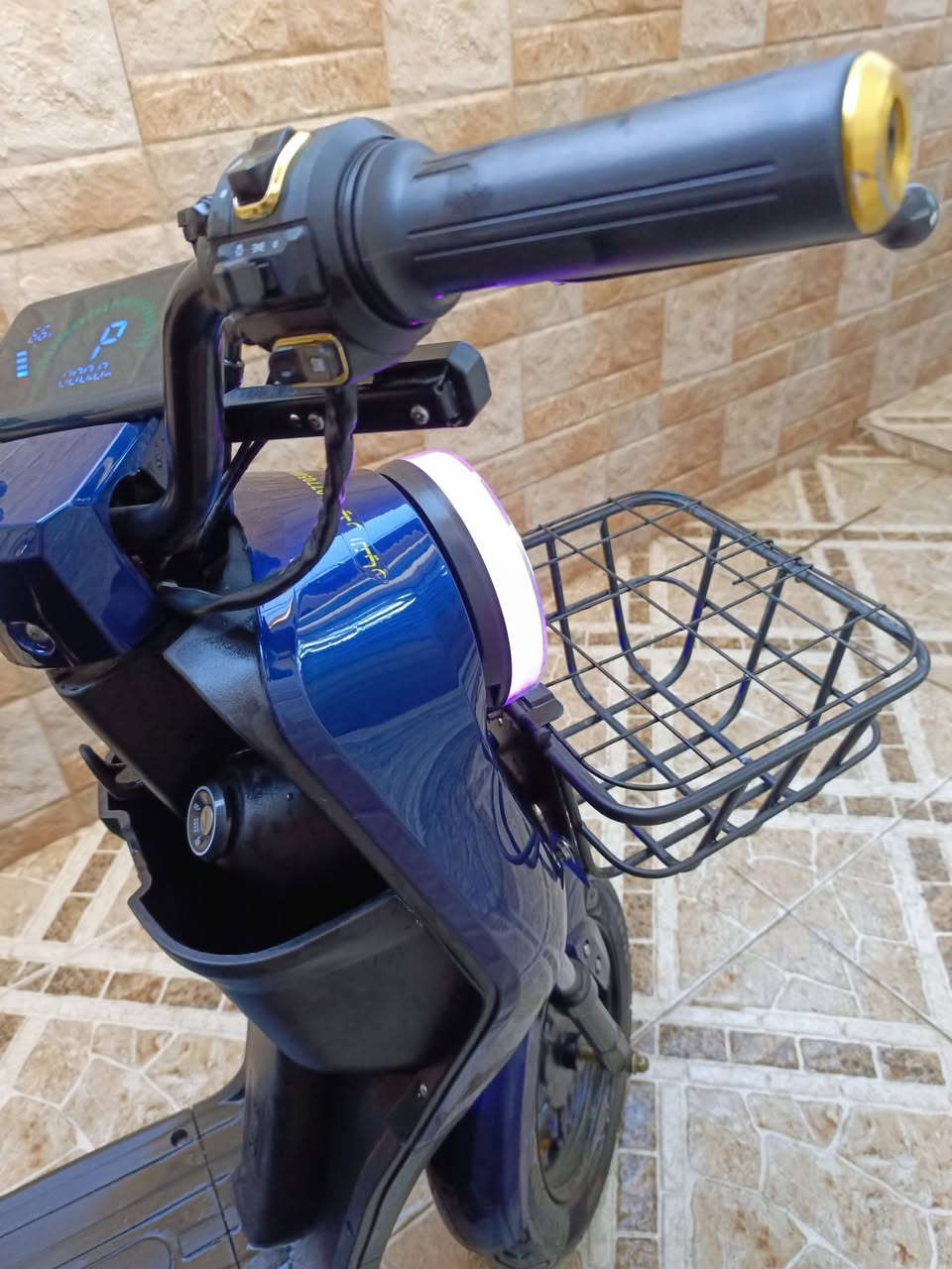 🛑ماطور {R9} ...2025🛵
🛑باب اول الاصلي{نوع ولي}👌
🛑يحتوي خمس بطارية كبيرة الحجم{32}فولت وبحالة جيدة جداً  بل اضافة الى شاحنة اصلية
🛑ملف1500
🛑شاشة بلوتوث +سماعة بلوتوث🎧
🛑دبل وقافية جانبية وخلفية🦯
🛑كهربائيات كلها شغالة💯
🛑لايت زينول عالي ناصي 🫵
🛑اشاير يمين يسار +دبل اشارة▶️◀️ 
🛑لد محيط بل لايت متغير الالوان 🌈
🛑بك لايت متغير الالوان 🌈
🛑لدات فوق التايات متغيرة الالوان🌈
🛑استاند تلفون📳 
🛑ويحوي أيضاً زوج مرايات وذراع بايدار 
🛑النضافة كدام العين 
🛑السعر 450
🛑للتواصل:***********
🛑العنوان موصل الجانب الايمن مشيرفة الاولى
