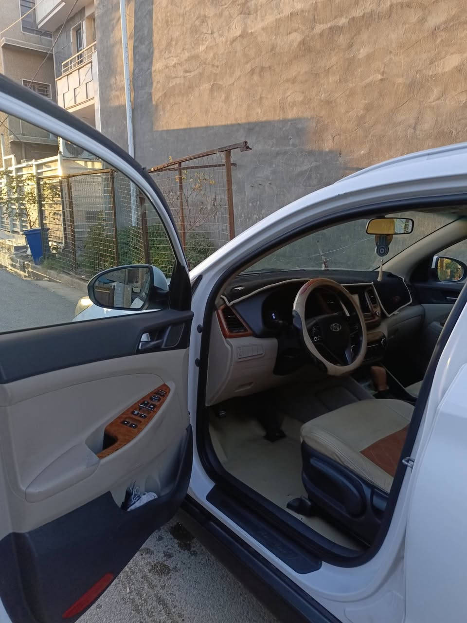 السلام عليكم توسان 2017خليجي
مواصفات مكينة 2000دوش اربعة دسك تحكمات ستيرن 
لد نهاري 3انضمة قيادة سبورت وعادي وايكو ويل18
سيارة نضيفة مال بيت ماشية 200 رقم بغداد الجديد تحويل ثاني يوم السيارة بسمي السعر 173وبيها مجال للطيبين مكاني بغداد الدورة غير متواجد ع فيس 
***********
