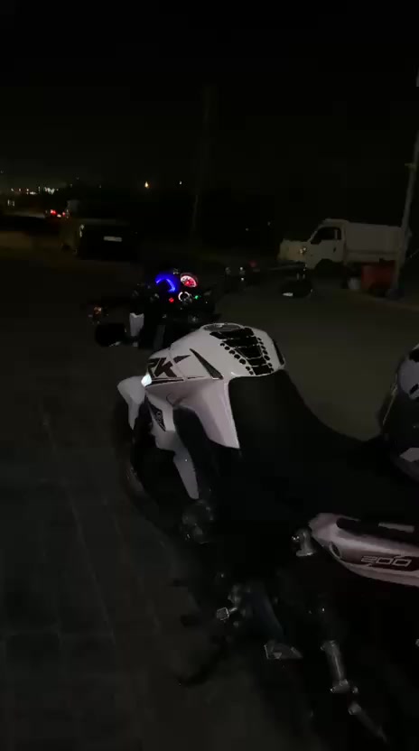 Keeway rk 200
موديل: 2025 
كليمتر: 16.000km
محرك: cc 200
نوع الكير: بطح 
مرقمة رقم اربيل 
موجود رقم امامي و خلفي 
كضالك موجود سنويه و تحويل الدراجه بسمك 
لا يجود اي غرامه عدراجه 
عطل: ليس يوجد اي عطل او خلل في الماطور 
كهربائيه: كلشي سغال 
عداد km
عداد سرعه 
عداد بانزين 
عداد رون 
اناره و يشارة
يجي مع الدراجه خوضه مجانيه مع سماعاته الخوذه 
ستكرات حماية التانكي من المفاتيح 
مرايات تحت الكيدون (موجود البلادي كمان)
دراجه نضيفه كل ١٠٠٠-٢٠٠٠ km تبدلت دهن بلمركز  صناعه الأصلي الي تابع الى بأجيلان 
دراجه نضيفه اخت الزيرو (!!ممسويه حادث!!) 
السعر عل خاص شباب 
***********
