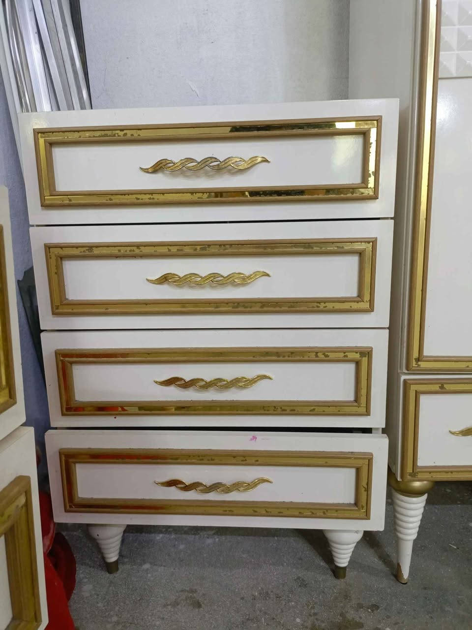 غرفة نوم تركي نضيفه كلش اخو الجديد 8قطع ضخمه سعرها 650 عنوان كركوك الشراي يخابر 
*********** كركوك, العراق
