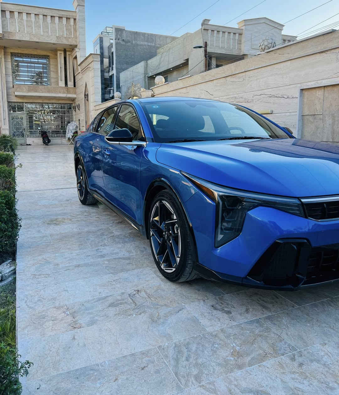 السلام عليكم 🔥😎 بيع مراوس شنو عندك نزل 
كيا K4 GTLiNE 2025 
دخول جديد ترقيم جديد سنويه ب اسمي 

عداد المسافه 15 الف على مشي امريكا 

بدون ايرباك قطعتين صبغ الجاملغ راجع نفسه 

المواصفات 🔰 GTLiNE
الون جويتي 
محرك 2.0 دوش 
بصمه ابواب وتشغيل عن بعد 
شاشه متصله 
مقاعد جلد 
كشن السائق كهرباء 
تحكمات ستيرن 
شاشه 
كامره خلفيه 
سايد بريك دكمه 
لد امامي خلفي 
داخل وخارج زينون 
درايف مود وضعيات قياده 
مانع تزحلق 
نقط عمياء رادار 
اوتو هولد 
تدفئه ب الكشنات 
وبعد بيها مواصفات 

 📍 مكان السياره / بغداد الكاظميه 

📞 ***********

📞 ***********
