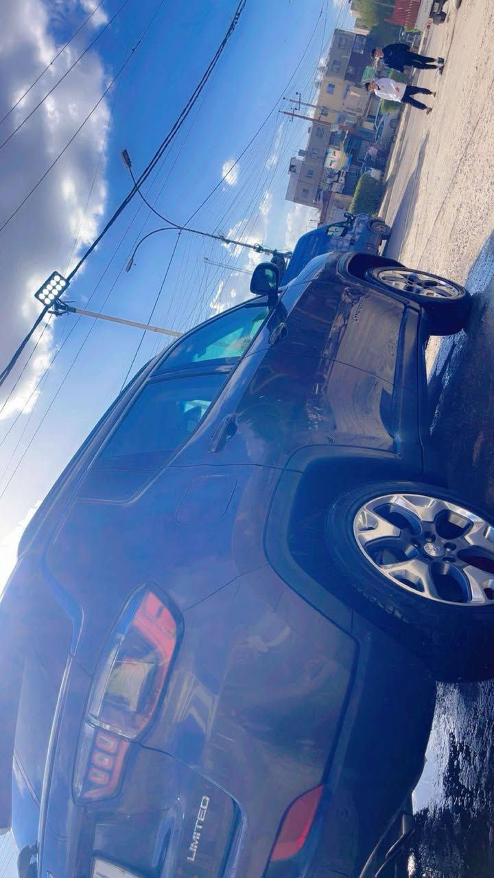 2021 Jeep Compass, Limited
اخوان للبيع كومباس 
2021 Jeep Compass, Limited
وارد امريكي حادث طفيف والسيارة
جاهزه من كلشي وتراي لدهوك

مواصفات السياره معروفة
تشغيل عن بعد
سايد بريك بصمة
نقطه عمياء بالمراية
دفع رباعي
شاشة كبيرة
كشن كهرباء
ماشية 72000

الصور مال اليوم مو قديمة
وبالحقيقة بعد احلى

السعر 12.400 
يعني 124 ورقة
بيهه مجال حگ الجيه مو اكثر
رقم بغداد شرط تحويل
السيارة بالدورة حي الصحة 
‏‪***********‬‏
ابو فهد
موجود واتساب وخط
