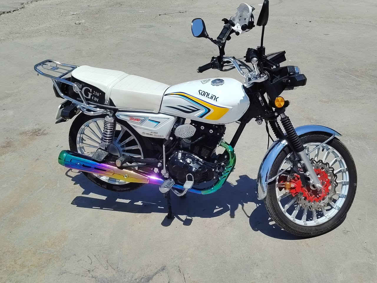 سلام عليكم دراجه للبيع ايرانيه جديده مكينه 250 cc مصارلها هواي من نازله مكفوله من الزلغ سويجين بصمتين اوراقها شراي *********** مكاني بغداد الحسينيه مال الراشديه
