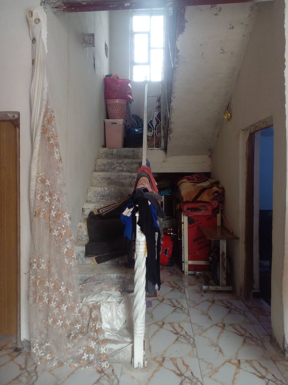 عندي البيت لبيع زراعي مساحته ٢٠٠متر بي غرفتين مطبخ حمام توليد صاله ديوانيه بناء بلوك عاده شارع ل صحن يم عمود ٤٦سعر ٤٣ ***********
