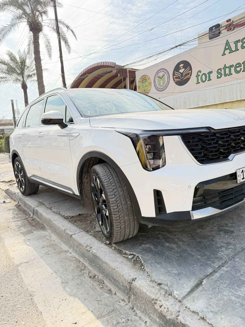 سلام عليكم شباب سورنتو للبيع 🤍 
كيا سورنتو 2025 استلام زيرو خليجي 
( كفالة عامة ) شرط زيرو لا بارد لا حار لا شخط لا رصعة يعني السيارة بعدها بالجياسة تاخذها وراسك مرتاح والسونار بيناتنة 
ماشية 7 الاف كم فقط
رقم بغداد انكليزي تحويل ثاني يوم 
مكينة 6 سلندر  
سيارة كلها زيرو 
سيارة فول 1/1 (عدا بانوراما) وكامرة الاماميه
المواصفات :- 
ويل ٢٠ 
بصمة تشغيل وابواب وجنطة
دبل كامرة 
داتاشو 
كشنات كهرباء 
كشنات الخلفيه قلاب كهرباء 
شاشة متصله
كير ماوس 
شفتات ستيرن 
تشغيل عن بعد 
حساسات 360 
ثلاث انظمة قياده 
شحن لاسلكي
منافذ تايبسي
بصمة عدد اثنين
جنطة كهرباء
بلوجكتر لد
مري شفط 
ترحيب 
لد مخفي متغير الاوان 
دمام بوس
سبعة راكب 
سبير ما نازل
الخ من المواصفات المعروفة …..
الاضافات :- 
تغليف كشنات اصلي جلد سعره 
كاعيات اصلية سورنتو سعره 
سيارة استلام على ادينه زيرو 
السعر 333$ وبيها مجال بسيط جداً للشراي 
مكان السيارة بغداد العامرية
للاستفسار ***********
