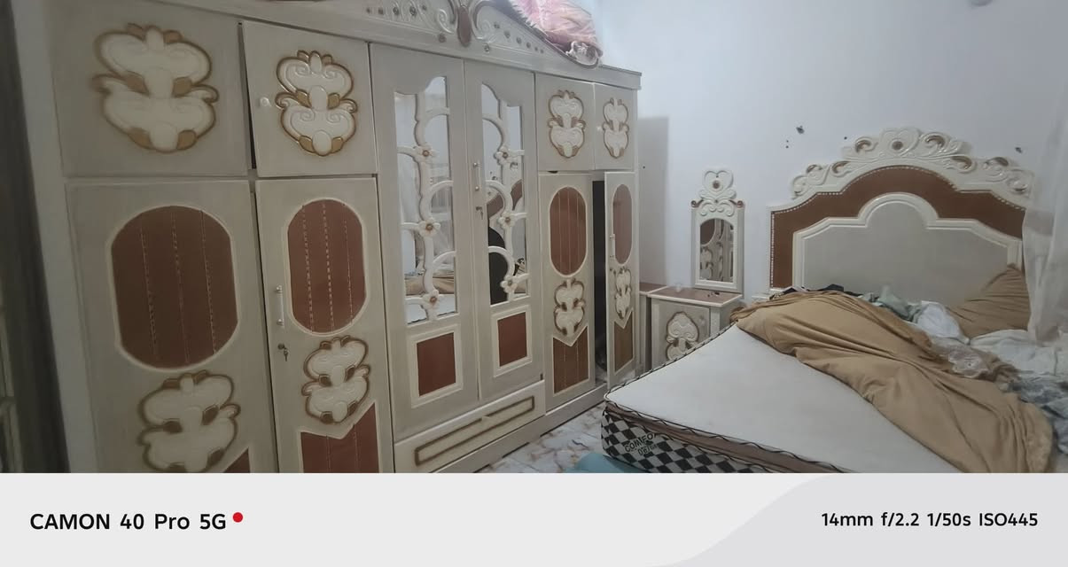 للبيع اثاث ييت مع غرفه اخشاب عراقية
***********
