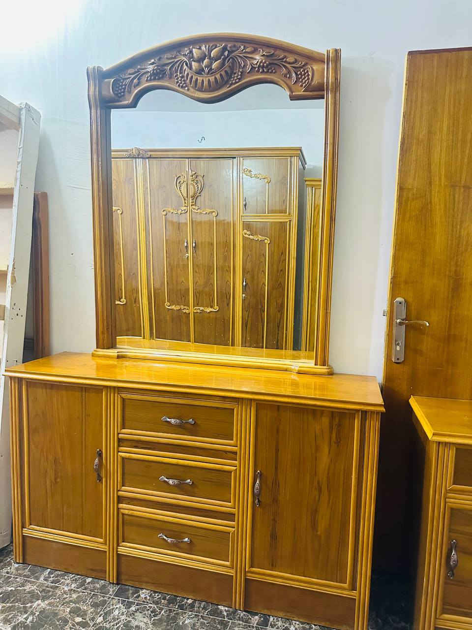 غرفه اخشاب ست ابواب للبيع *********** السعر مليون و200غرفه صاج داخل وخارج الضهر جرجوبه زاوية كنتوريه موديل زان دنك زان العنوان بغداد وكو توصيل متواجد وتساب
