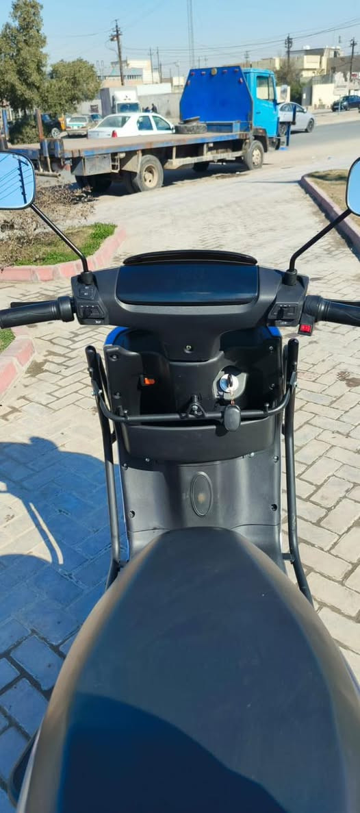 دراجة كهربائية أنيقة وقوية، استعمال شخصي وخالية من أي أعطال،
المميزات:
 • بطارية قوية وتعمل بكفاءة 
 • شاشة ديجيتال واضحة
 • إضاءة LED أمامية وخلفية
 • بوكس خلفي كبير للتخزين
 • مرايات + ستاند جانبي ووسطي
             سويج عدد (٢) بصمات عدد(٢)
             تشغيل عن بعد  مع درع حمايه
            6 بطاريات مسطره ملف ٢٤٠٠ سرعه حقيقه ٨٠ 
            نظام بك وثلاث سرع 
              دراجه استعمال قليل كلش شهرين 
             مكانه بغداد شهداء البياع 
             رقم الهاتف :***********  
             السعر ٨٧٥ وبيه مجال بسيط
