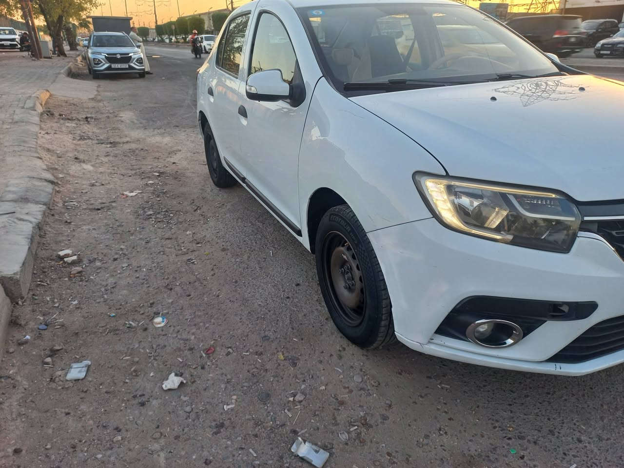 السلام عليكم ... مكلف بالنشر ...  ***********
رينو سيمبل موديل ٢٠٢٠ حرة رقم بغداد تحويل مباشر  ماشية ١٩٤الف مكفولة من الصبغ عدا الدعاميات الامامية كلها والخلفية ربع منها موضح بالسونارات عدد ٣ موجودة صور السونارات بالاعلان ...................................... السيارة مسويلها صيانة قبل اسبوع مع بداية موسم الحر ....  مبدل قايش تايمن كيس وقايش داينمو.... ومبدل واشر قبق ولفات جان بيه نضوح دهن ....ورولات عدد ٣ مع الضاغطة .....  ومبدل بلكات ومنظف نوزلات .... ومشيش راديت ....  ومنظف جويتر مع البرمجة .... وضايفلها جوزة للمروحة تفتح بدرجة حرارة ٧٥  يم حسين البغدادي بشارع الصناعة يعني انسى تبريد يبوخ الضهر .... ومبدل واتر بم .... ومدوشم غرفتها ....  ومبدل زوج تايرات اماميات .... مع فتح صدر امامي وميزانية ليزرية امامي وخلفي .
...........................................................................
يعني الي يجي عندي صور للي حجيتة والي يحب يراسلني ادزلة كل خطوات الصيانة السيارة  جاهزة بدون نقص وبالعافية على الياخذها  ....
........................................................................... 
 نواقصها ... ( صوت بفان التبريد فقط بالدرجة الرابعة )
                  ( السي دي او الراديو عاطل )
..........................................................................
 سعر السيارة ٦٦ ورقة قابل للتفاوض مع المجال 
مكانها بغداد   . رقمي *********** واتساب 
..........................................................................
اعتذر عن الاطالة وتحياتي للجميع ....
