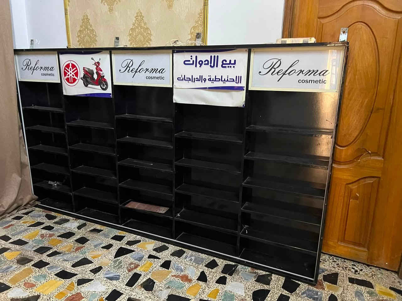 سلام عليكم هاذا رف كامل عرضه 3 مترات وثكيل وقوي سعره 50الف ال يحب. ياخذه يراسلني  مكاني الشعب واتساب ***********
