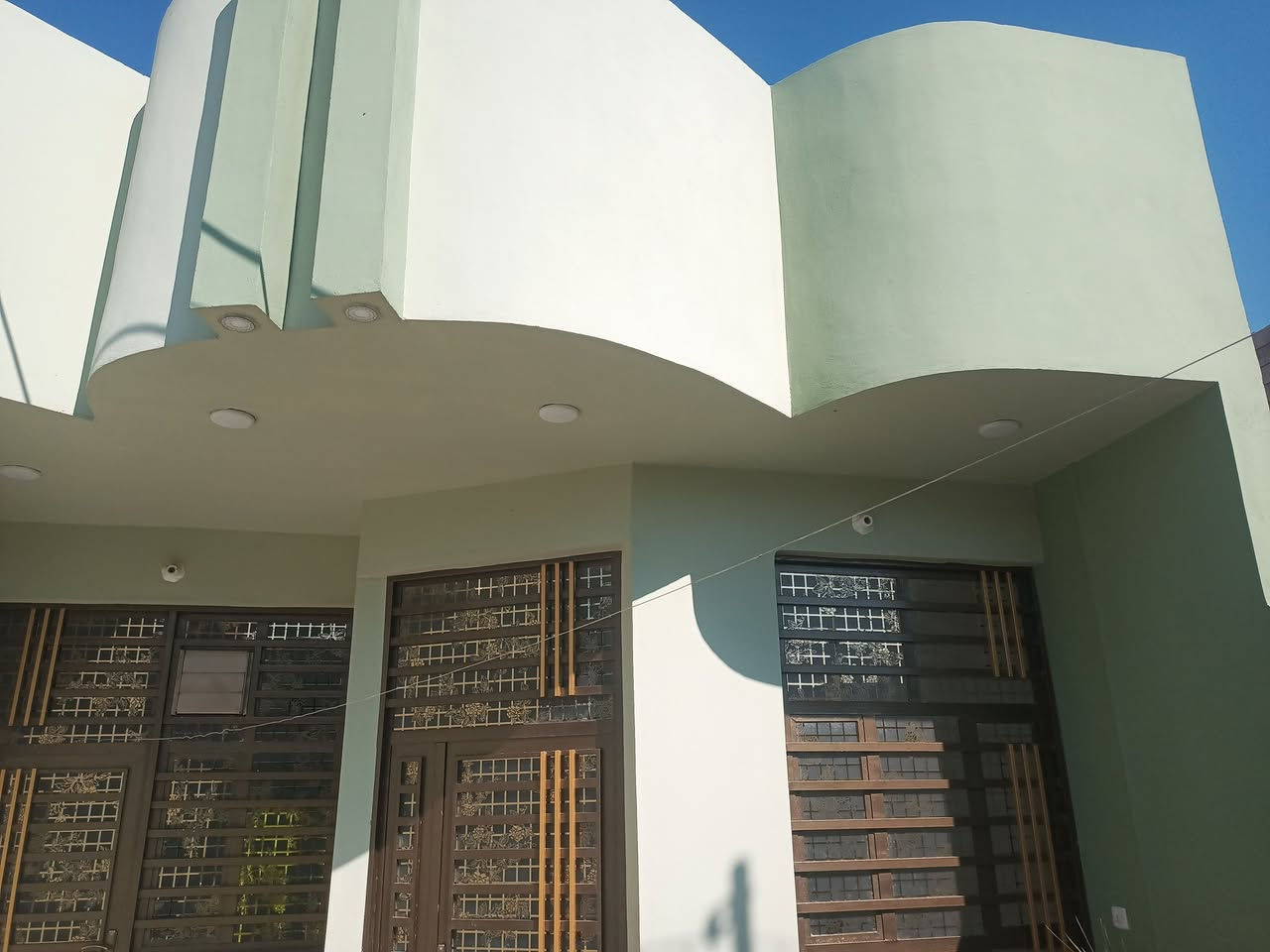 مشتمل للبيع المساحة 120متر جديد فول مواصفات شغل درحة اولا مكان ديالى بعقوبه الرحمه قرب محلات ابو رافد اللاستفسار الاتصال على الرقم ***********
