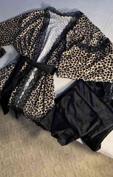 تراك قديفة تركي 
ثلاث قطع  ومتوفر عده الوان 
وكل هل جمال سعر 15الف فقط 
للاستفسار واتساب ***********
