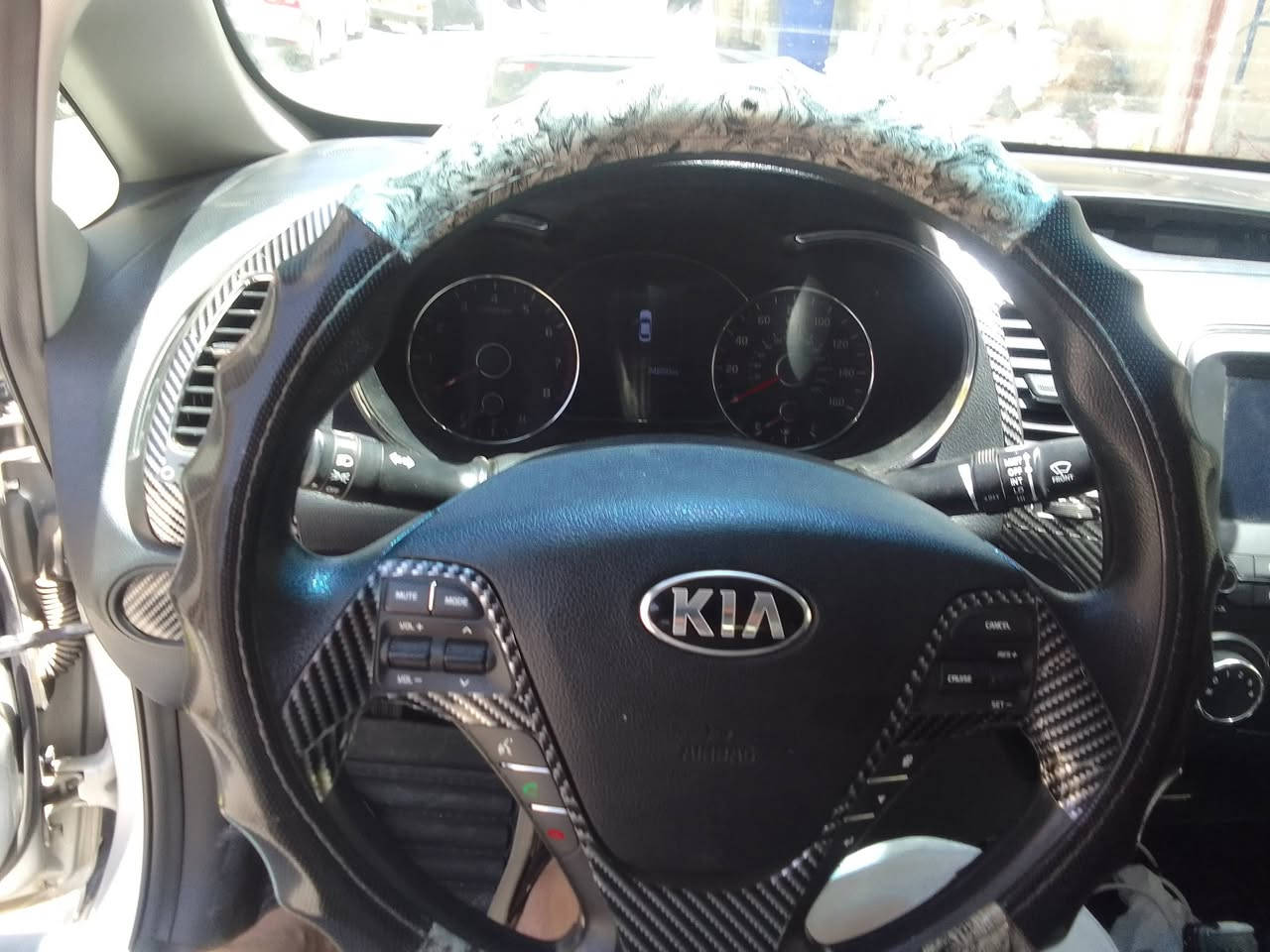 السلام عليكم كيا فورتي للبيع موديل 2018 وارد امريكي ماشية 80 ضربتها بابين وجاملغ بدون تبديل السعر 122 ورقة بيها مواصفات شاشة كاملة مانع  انزلاق تحكم استيرن صدر جديد اللون سلفر للاتصال على الرقم ***********
