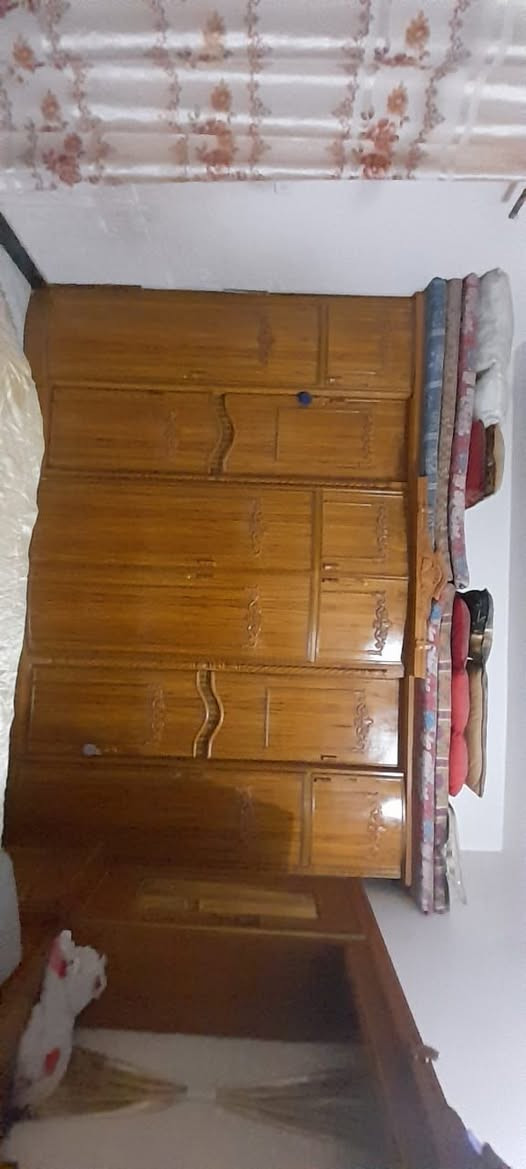 دار للبيع المساحه 200 متر يحتوي على غرفتين وصاله وستقبال ومطبخ وصحياة وحمام العنوان حي العسكري شارع 60 عرض الشارع 20متر كافة الخدمات تبليط مجاري رصفه كهرباء ماء العنوان حي العسكري شارع 60 قرب ابواحمد الحداد مرجعة مكتب الكعبي للعقار *********** وتساب اتصال
