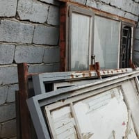 اربع ابواب مع محلق هوائيه وشباك واحد قياس 2*2 سعرهن 600  الف عنوان مكا...