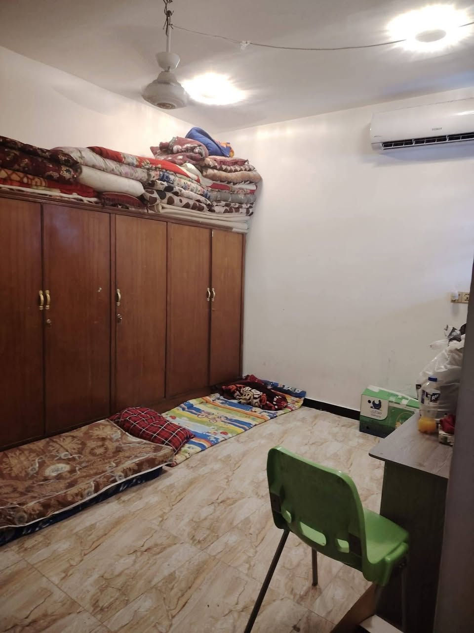 بيت للبيع بالتقيه الثالثه قرب  حسينيه باب الحوائج ساحه توديع يتكون غرفه مطبخ صاله استقبال مجمع صحيات مساحه  100 متراستفسار المراسه الواتساب رجاء او اتصال***********. ***********م مراجعه مكتب 🏢 العاصمة للعقارات والمقاولات العامه العنوان ام الخيل ساحه الاحتفالات قرب البلديه الجديده السعر 40 بي مجال
