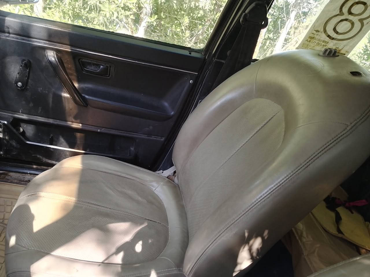 سلام عليكم للبيع كولف عضم موديل 1990 كير عادي محرك 1800 رقم واسط رقم جديد السعر 26 وبيهة مجال كير محرك خير من الله  مكان السياره واسط قضاء الصويرة السنوية لغايت 2028 الاستفسار على هذا الرقم  ***********
