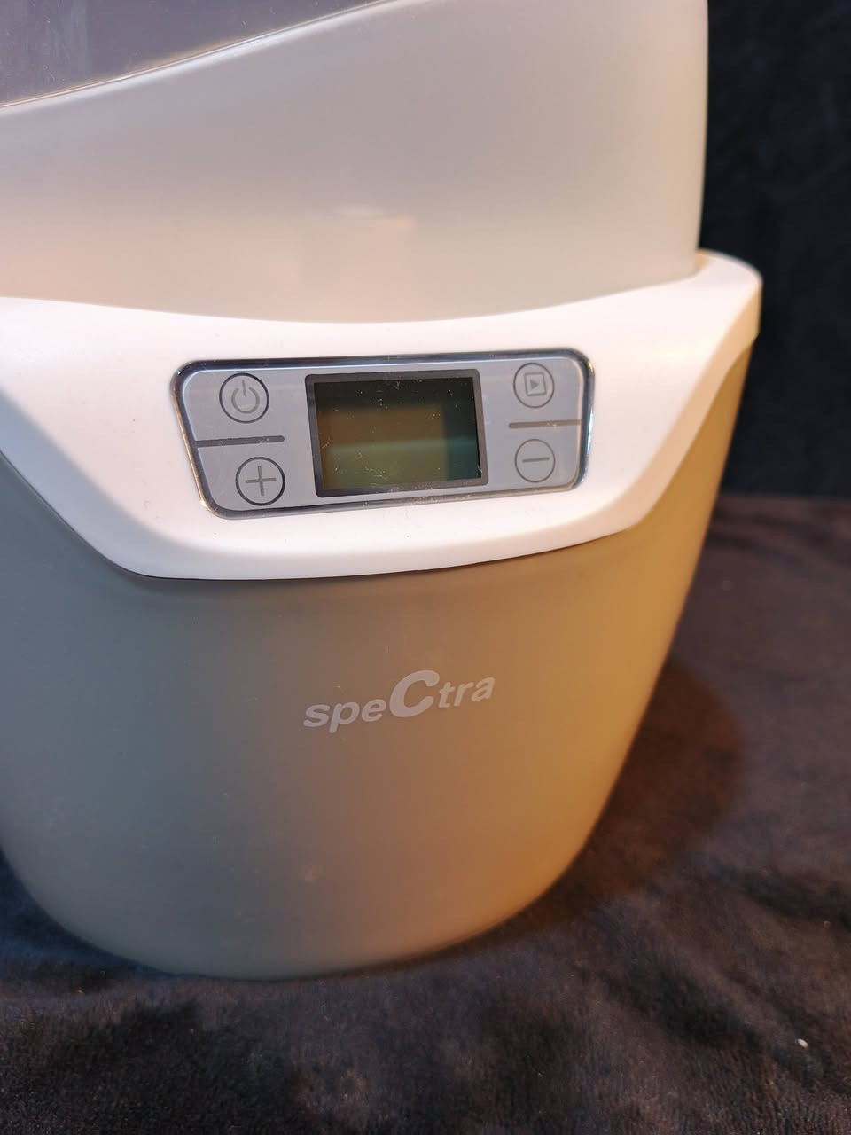 هذا المنتج هو جهاز تسخين رضاعات متعدد الوظائف من سبكترا (Spectra Multi Bottle Warmer).
إليك أبرز مواصفاته وميزاته:

وظائف متعددة: يعمل على تسخين حليب الأم والحليب الصناعي، تعقيم الرضاعات، وتسخين طعام الأطفال. 

تصميم مزدوج: يحتوي على فتحة تتسع لرضاعتين في وقت واحد. 

الحفاظ على المغذيات: يحافظ على درجة حرارة الحليب أقل من 40 درجة مئوية لضمان عدم فقدان العناصر الغذائية. 

شاشة رقمية: مزود بشاشة LED واضحة لسهولة مراقبة وضبط الإعدادات. 

إيقاف تلقائي: يحتوي على نظام إيقاف تلقائي لضمان السلامة.


**إذا كنت صاحب هذا الإعلان وتريد حذفه لأي سبب، رجاءا أرسل رسالة إلى الدعم الفني**