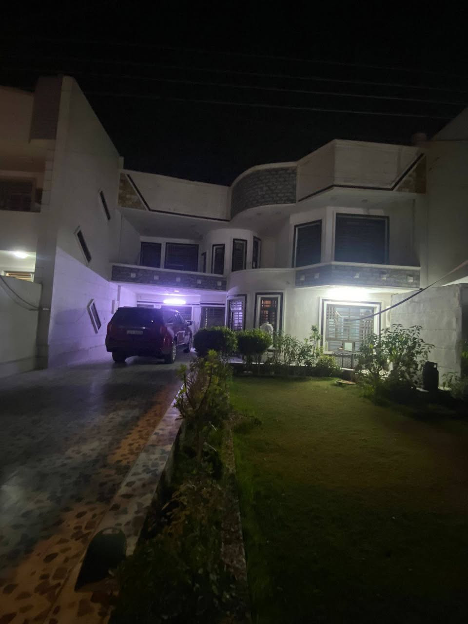 #يعلن مكتب الجوهره للعقار 
 بيت 300متر للبيع
واجه 12
نزال 25
 دار يحتوي كراج +حديقه
صاله ومطبخ حار 
ومطبخ بارد + هوال داخلي+
7غرف نوم وخدمات 3
حي الجهاد ديوان المخابرات 
للأستفسار 
 ***********وتساب
***********وتساب
