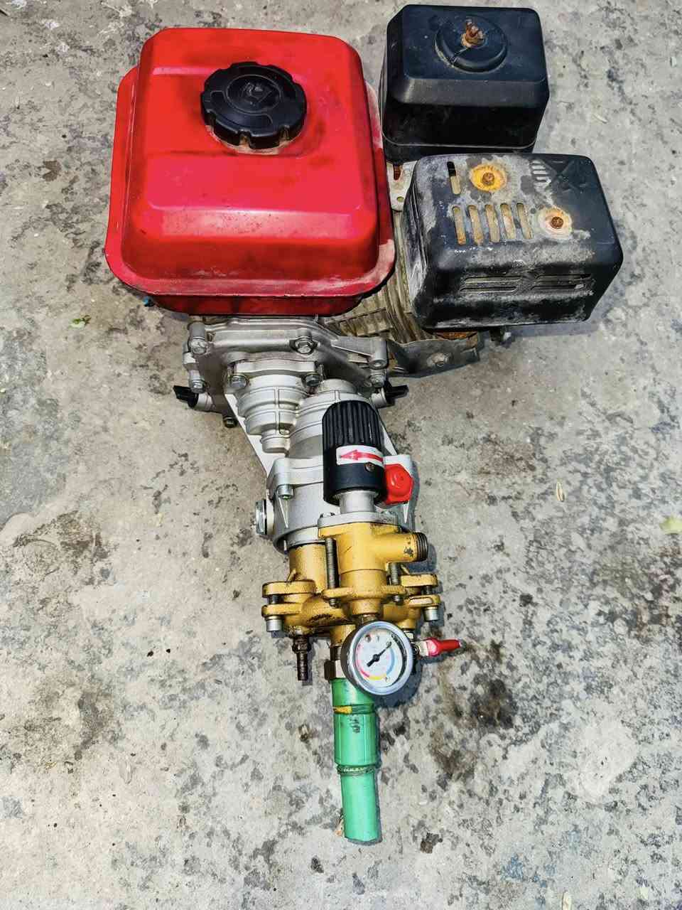 مضخة غسل 3 بستم محرك بانزين 7 ونص حصان شغال نكرة نظيفة جدا اخو جديد تخرج 3 صوندات 
مكاني بغداد 
السعر 150 الف 
***********
