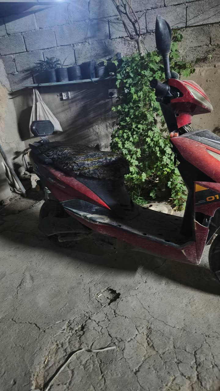 سلام عليكم دراجه شحن عوزه بس بطاريات بطارياته تعبانه نضيفه كلشي ما بيها كفرات كامله بيه بس كسر بل صفحه موضح بل صوره سعر ٢٥٠وبيه مجال مكاني ابو غريب 
*********** والخاص مفتوح
