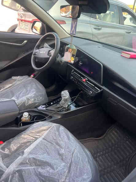 السلام عليكم كيا نيرو هايبرد تنسى البانزين موديل 2023 للبيع لون رمادي 
السيارة فوول اعلى موصفات  بالنيرو sx حتى الكتلوكات وياه كلشي يجي بالك بيها اسلايت 
فتحة
بصمة 
اشارة ترحيب عند الاقتراب من السيارة 
كشنات تدفئة تبريد 
كشن خزن ذاكرة 
والستيرن تدفئة تبريد 
تبريد قطعتين 
حساسات امامي خلفي 
شاشة حجم ١٩ كبيرة
 اتو هولد
هند بريك بصمة
مري شفط 
مري قلاب وية البك 
جنطة كهرباء 
جنطة شفط الصندوق ذكي يفتح عند الاقتراب منه  بالذكاء تلقائي 
تشغيل عن بعد
ماشية 35الف Km
دخول جديد بيها بنيد مبدل بلادي والباب والجاملغ ع بارد مرشوشات بلادي
رقم الموبايل***********
السعر 155وبيها مجال
