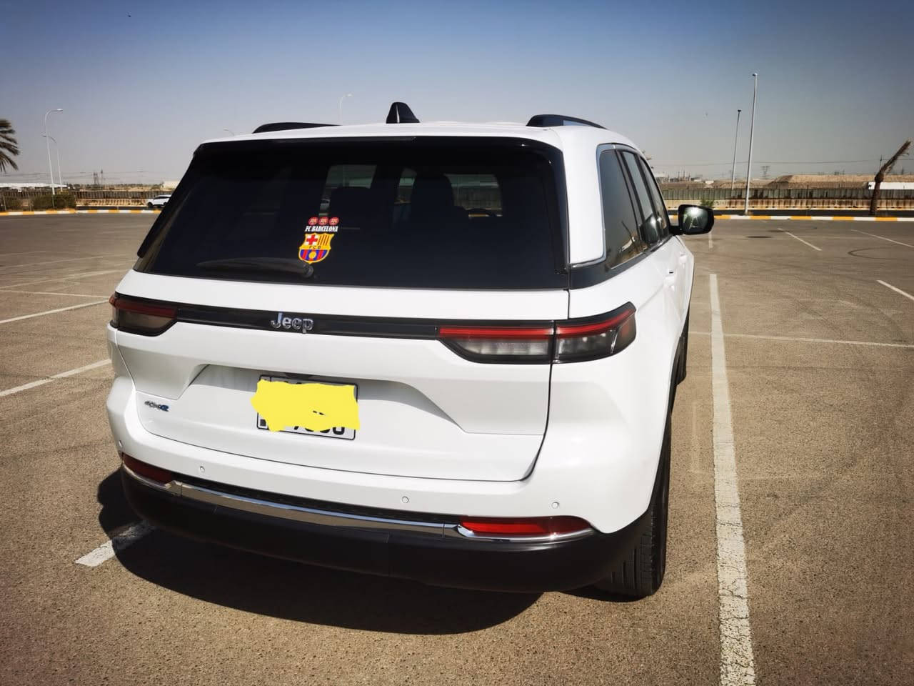 السلام عليكم

جيب كراند شيروكي لمتد هايبرد بلك ان

وارد امريكي فول بدون ايرباك  

السياره حادثها موضح بلصوره ضربة بسيطة كلش 

الباب خلف السائق الباقي مكفول 

‏ Grand Cherokee limited 4Xe 2024 2.0L 

رقم بغداد بسمي تحويل ثاني يوم 

ماشية 45.000 ألف ميل 

🟫 حجم المحرك ٢٠٠٠ تيربو جارج ٣٧٥ حصان مع محرك الكهرباء  

نظام الشحن : الشحنة الوحدة تمشيك ٤٥ كيلو بدون بانزين نهائيا يعني بالداخل متحتاج بانزين بس اشحن كهرباء  

  محرك تيربو + هايبرد + بلك ان 

🔴 حساسات خلفية

🔴 ‏‎حساسات جانبيه بالمري

🔴 خمسة راكب 

🔴 رادار 360 درجة 

🔴  تحديد مسار   

🔴  تبريد قطعتين 

🔴 ثلاث انضمة قيادة 

🔴 بانوراما 

🔴 دفع رباعي. 

🔴 كير ماوس مع وضعيات القياده المختلفه للجبال والطرق الوعره والرمال والطين

🔴 شفتات ستيرن 

🔴 هاند بريك بصمه 

🔴 ️مقود جلد + تدفئة 

🔴 شفتات ستيرن

مواصفات 

1️⃣ لايتات لد 

2️⃣ هيترات في الكشن 

3️⃣ شاشات عدد3 

4️⃣ كراسي خزن ميموري  

5️⃣ سستم صوت ALPINEو دمام خلفي بلادي 

6️⃣ تشغيل عن بعد

7️⃣ نظام محاكاة العجلة الذكي 

8️⃣ نظام ملاحة 

9️⃣ نظام قيادة ذاتية بريك امامي خلفي اوتو (توقف ذاتي 

السعر 34.500  ألف دولار بية مجال بسيط 

مكاني شارع فلسطين 

رقم الهاتف ***********
