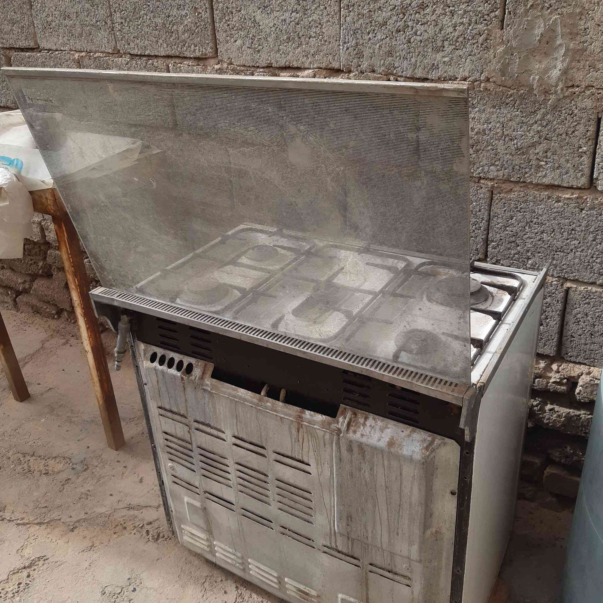 طباخ مع مروحة جدارية
للبيع الطباخ نظيف تمام  بس هاي العين اللي موضحة بالصورة تنزل من سعره 
***********
