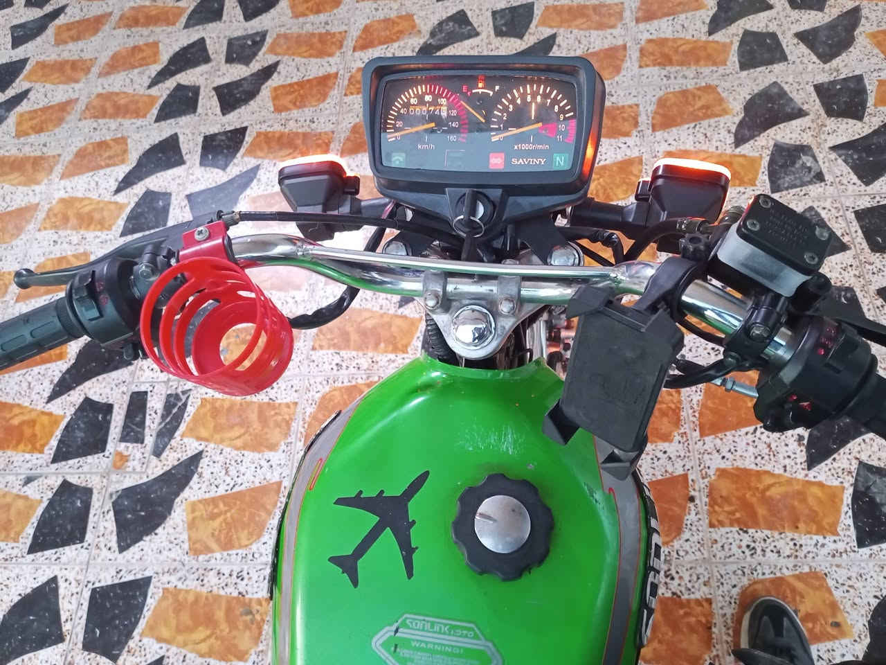 سلام عليكم اخوان عندي هاي الدراجه سافين للبيع محرك ما مفتوح كلها شغاله مابيها اي نقص  مكاني كركوك رقم الهاتف ***********
