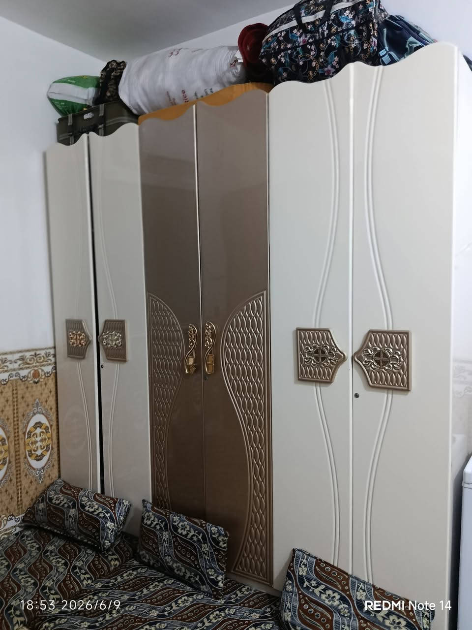 للبيع كرفت نوم متكونه من كنتور ثلاث ابواب. ومرايه.  وميز تلفزيون.  وزاويه تعليك ملابس.  تواصل.  خاص او رقم بس واتساب ***********
