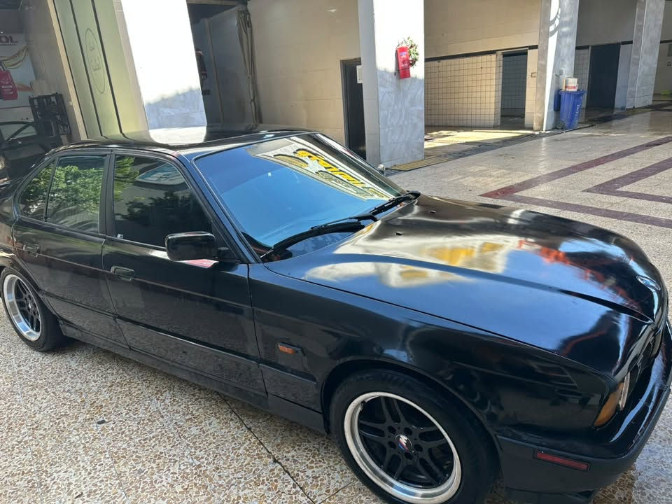 Bmw530v8 1993 
كير عادي 
السيارة جديدة 
كير محرك اكسل مكفولة
تبريد ثلج 
دبات كورسا على رمونت
مراوح كهربائية 
وارد ياباني
***********
