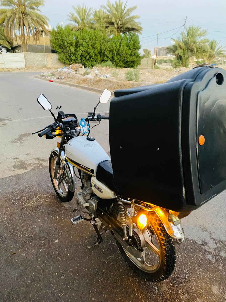 سونك ايراني الدراجة خير من الله اكفل الك كير و محرك و كهربائيات مابيهة نقص 
الدراجة موديل 21 محدثة 25 تجي تفحص و تاخذ الدراجة شوفه عينك نكرة سلف و هندر واحد اوراقهة كاملات تجي بس نتكاتب و بلعافية مكاني بغداد الغزالية السعر 650 و بيهة مجال حك الجية رقمي 
***********
