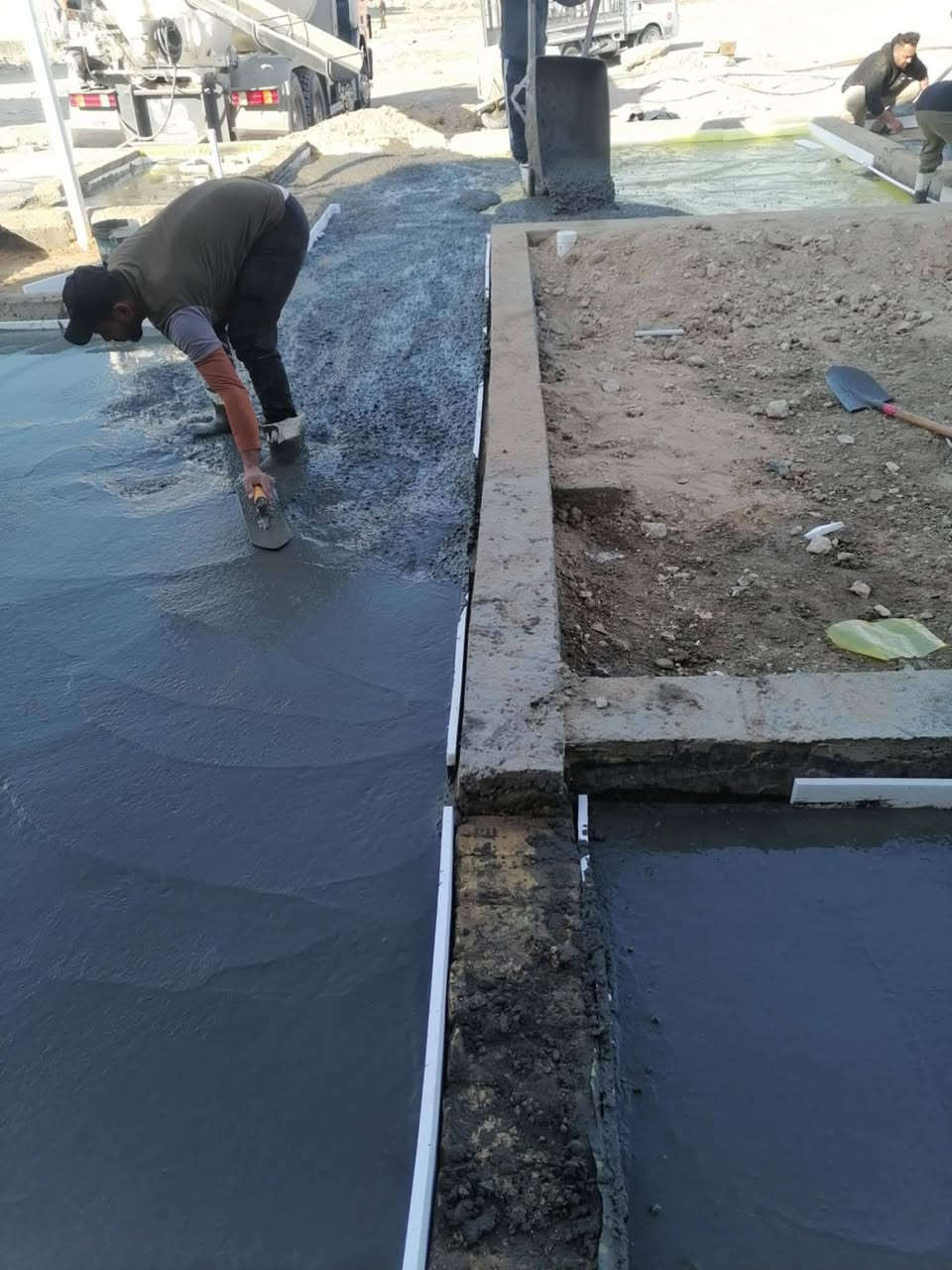 *********** #حدل وصب الارضيات صبة نظافه صب رباط صب دنك صب سطح تسليطه جميع انوع الصب والحدل بلقفاز والحادله  ***********
